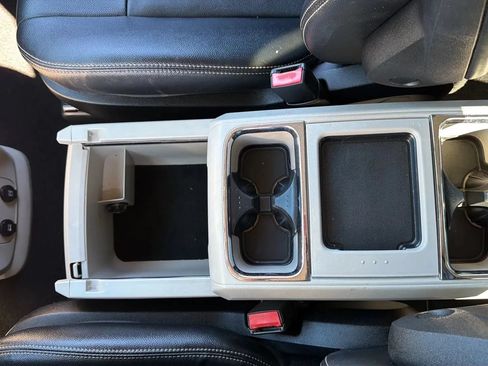 Used 2015 Chrysler Town & Country Touring FWD image 19