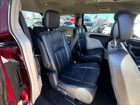 Used 2016 Chrysler Town & Country Touring image 18