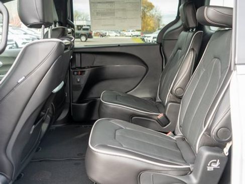 New 2026 Chrysler Pacifica Limited w/ Uconnect Theater Family Group image 10