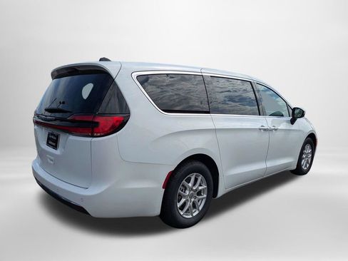 Used 2023 Chrysler Pacifica Touring-L FWD image 4
