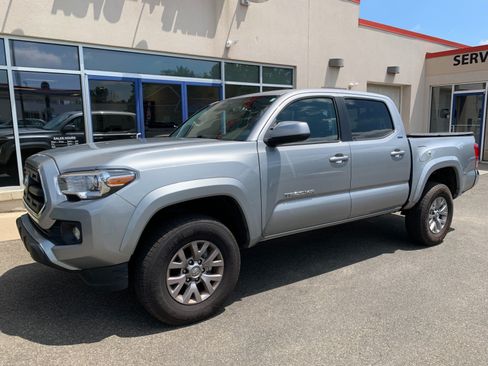 Used 2017 Toyota Tacoma SR5 w/ Tow Package RWD image 1