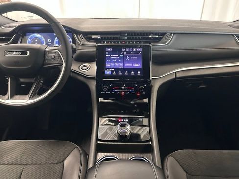 Used 2025 Jeep Grand Cherokee Altitude RWD image 13