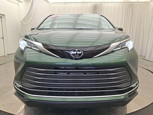 Used 2026 Toyota Sienna Limited FWD image 32
