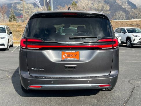 Used 2023 Chrysler Pacifica Touring-L image 10