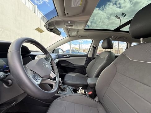 Certified 2024 Volkswagen Taos SE image 5