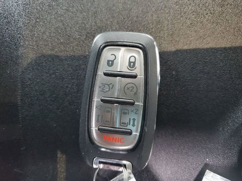 Certified 2024 Chrysler Pacifica Touring-L image 33