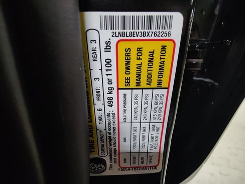 Used 2011 Lincoln Town Car Executive L RWD image 29