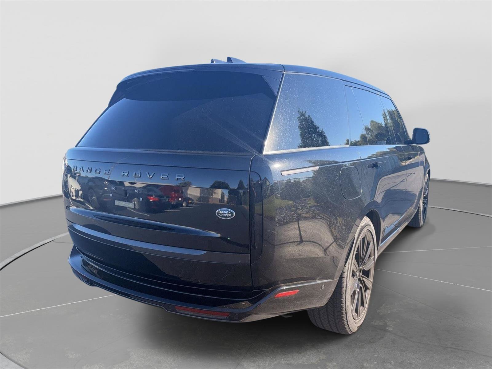 Used 2023 Land Rover Range Rover Long Wheelbase SE AWD/4WD image 3