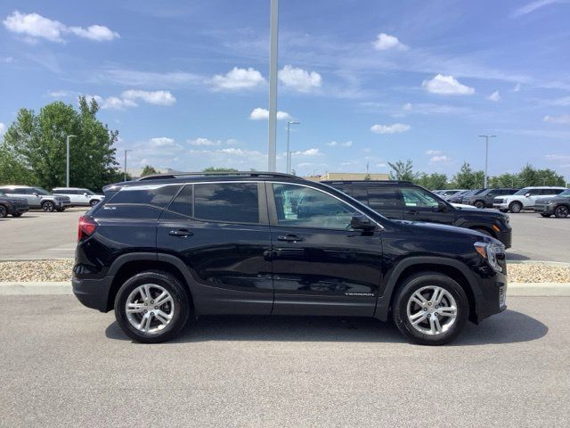 Used 2023 GMC Terrain SLE w/ Driver Convenience Package AWD/4WD image 4