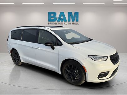 Used 2025 Chrysler Pacifica Limited