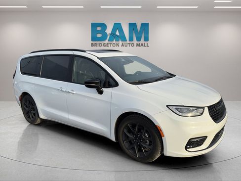 Used 2025 Chrysler Pacifica Limited image 1