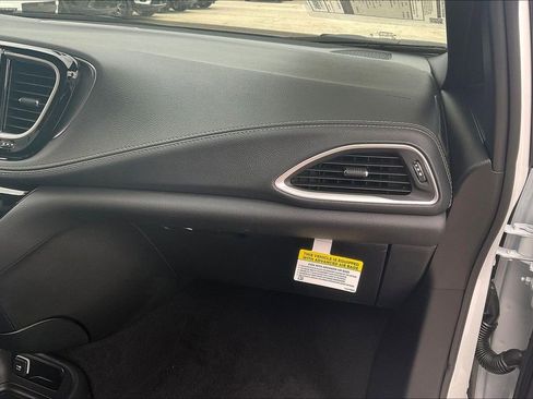 New 2026 Chrysler Pacifica Select image 10