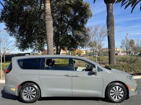 Used 2022 Chrysler Pacifica Touring-L image 20