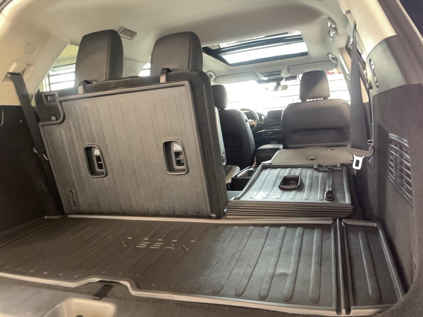 Used 2025 Nissan Pathfinder Platinum AWD/4WD image 27