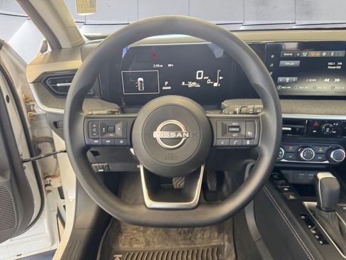 Used 2025 Nissan Kicks SV AWD/4WD image 9