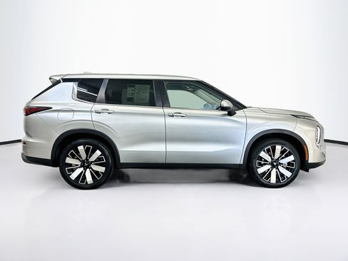 Used 2025 Mitsubishi Outlander SE AWD/4WD image 10