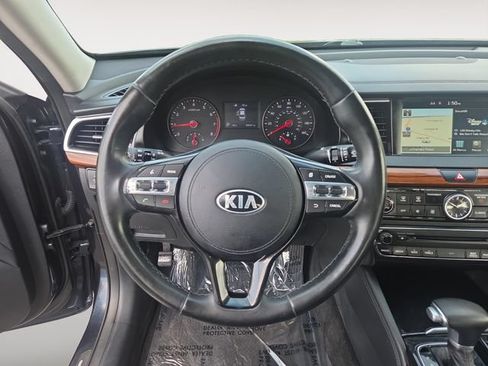 Used 2017 Kia Cadenza Premium w/ Luxury Package FWD image 12