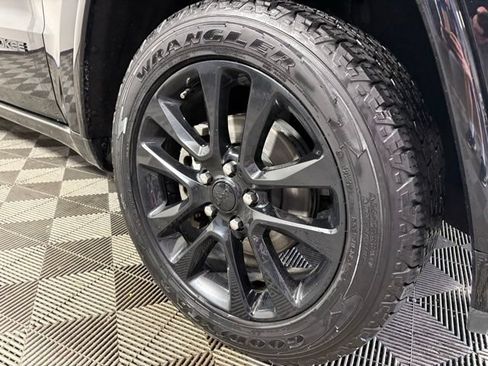 Certified 2018 Jeep Grand Cherokee Altitude AWD/4WD image 10