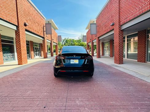 Used 2024 Tesla Model Y Long Range AWD/4WD image 5