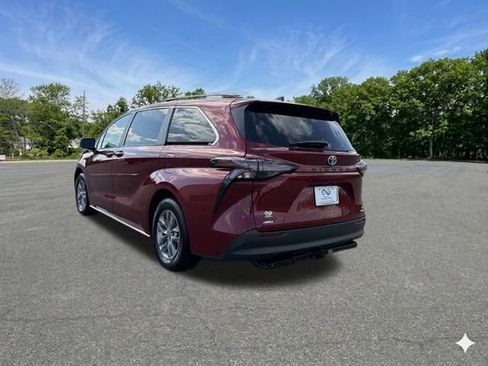 Used 2023 Toyota Sienna LE AWD/4WD image 5
