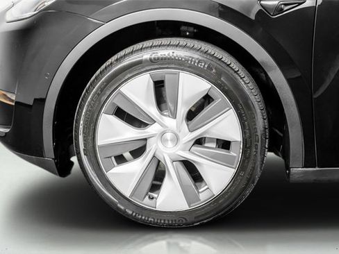 Used 2022 Tesla Model Y Long Range image 21