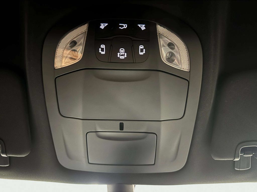 Used 2025 Chrysler Pacifica Select FWD image 20