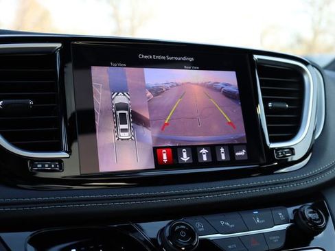 New 2026 Chrysler Pacifica Limited image 17