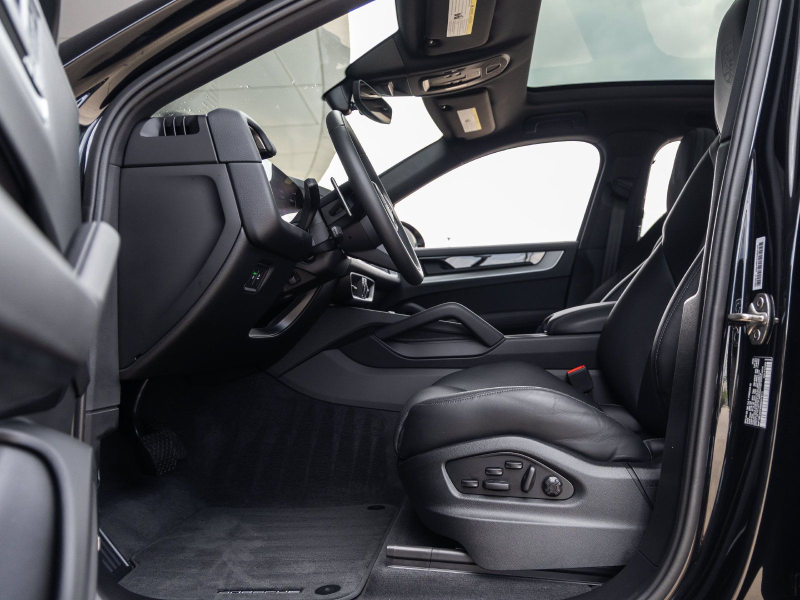 Certified 2025 Porsche Cayenne E-Hybrid Coupe AWD/4WD image 24