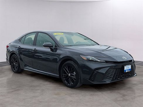 Used 2025 Toyota Camry SE w/ Convenience Package image 3