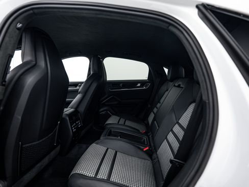 Certified 2025 Porsche Cayenne Turbo AWD/4WD image 23