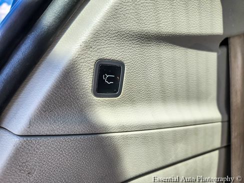 Used 2018 Chrysler Pacifica Limited FWD image 22