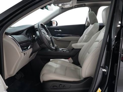 Used 2023 Cadillac XT4 Luxury w/ Cold Weather Package AWD/4WD image 15