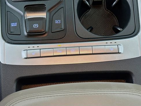Used 2025 Kia Carnival FWD image 26