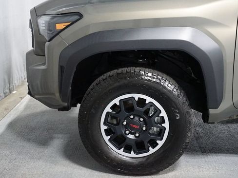 Certified 2025 Toyota Tacoma TRD Off-Road AWD/4WD image 5
