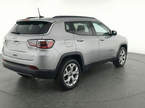 Used 2025 Jeep Compass Latitude image 9