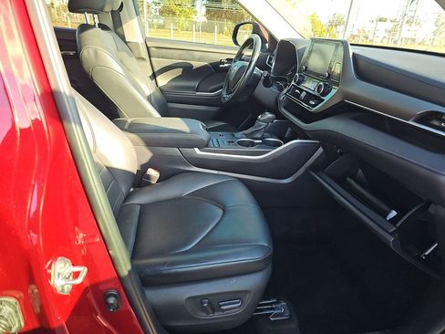 Used 2020 Toyota Highlander XLE image 14