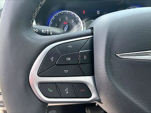Used 2024 Chrysler Pacifica Touring-L FWD image 17