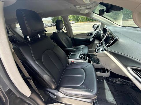 Used 2023 Chrysler Pacifica Touring-L FWD image 28