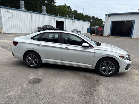Used 2023 Volkswagen Jetta SE w/ Panoramic Sunroof Package FWD image 2