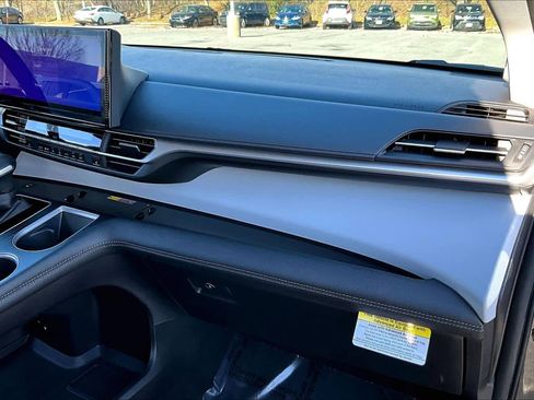 Used 2025 Toyota Sienna XLE image 19