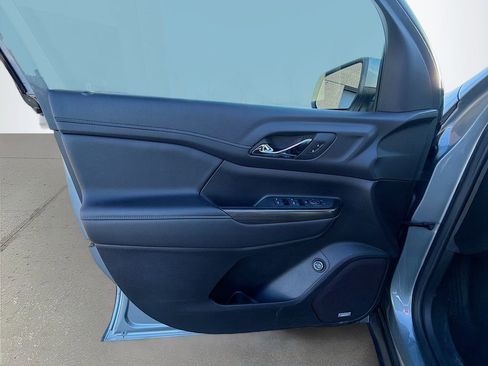 Used 2023 GMC Acadia SLT image 25