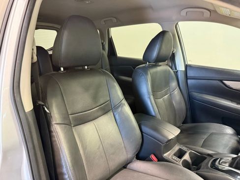 Used 2017 Nissan Rogue SV w/ SV Premium Package image 28