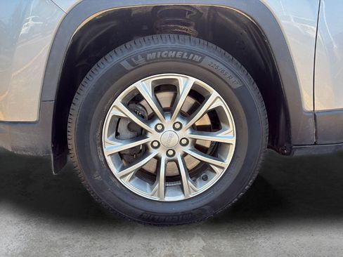 Used 2019 Jeep Cherokee Latitude Plus w/ Cold Weather Group AWD/4WD image 21