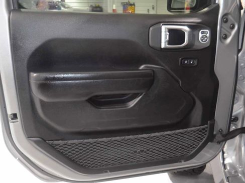 Used 2021 Jeep Gladiator Sport image 16