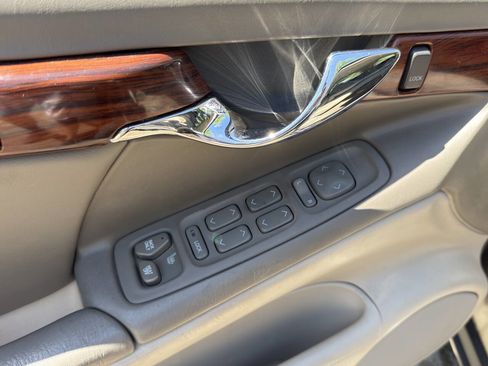 Used 2003 Cadillac De Ville w/ Comfort & Convenience Package image 20