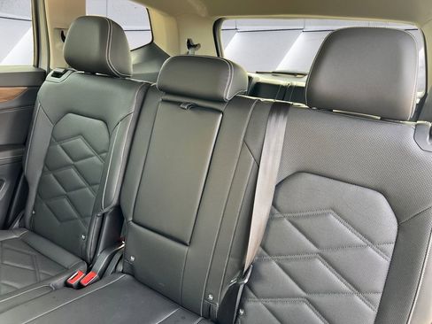 Used 2025 Volkswagen Atlas SE image 18