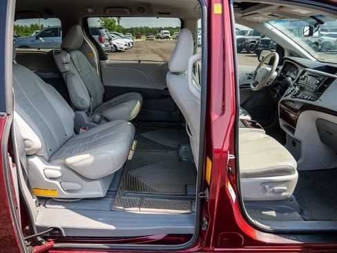 Used 2012 Toyota Sienna XLE FWD image 37