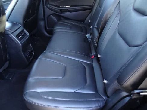 Used 2020 Ford Edge Titanium image 8