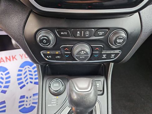 Used 2019 Jeep Cherokee Limited AWD/4WD image 18