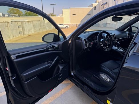 Used 2016 Porsche Cayenne w/ Premium Package image 9